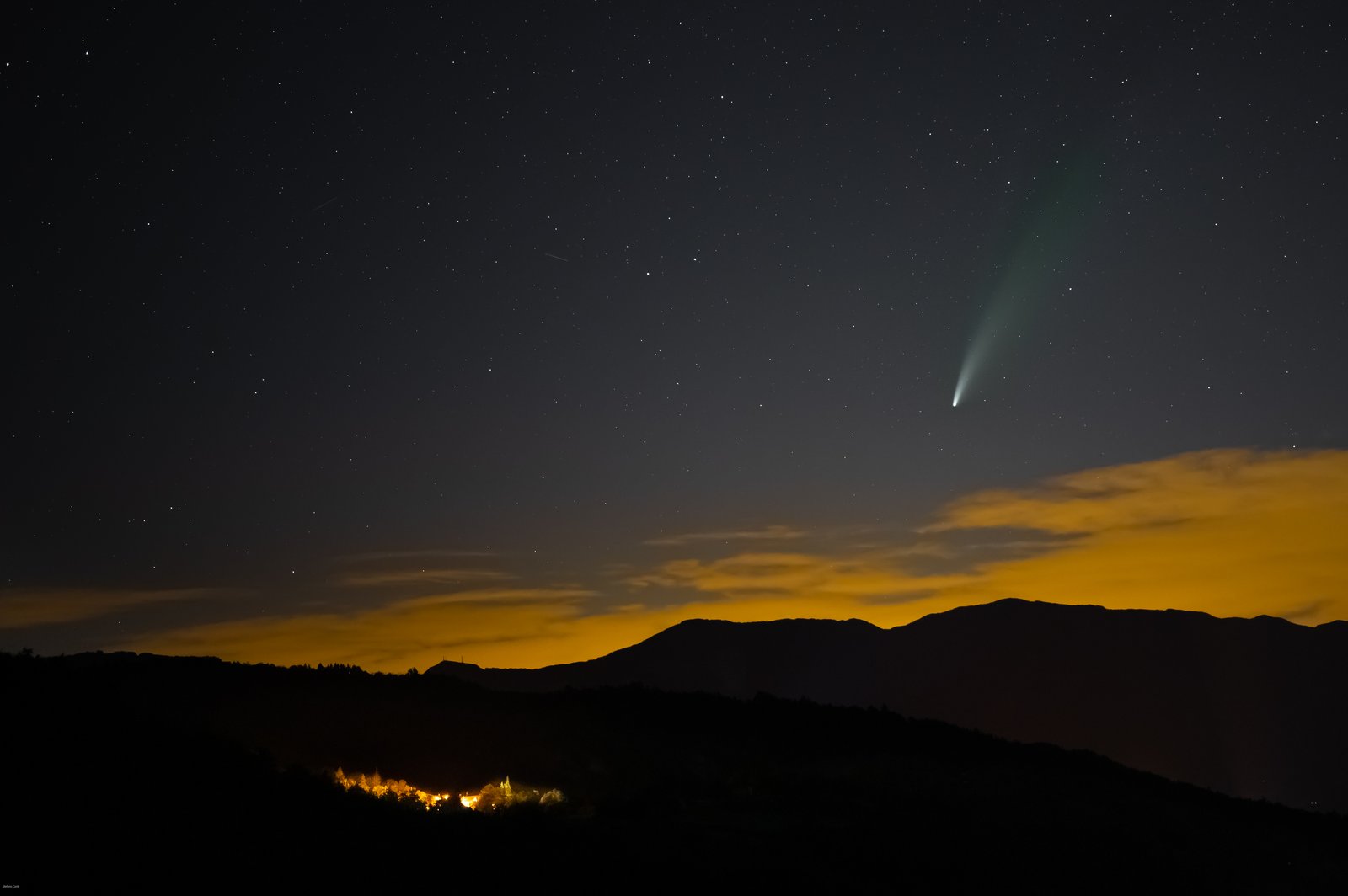 Cometa C/2020 F3 NEOWISE sopra il paese di Sivizzo, ripresa dall'Osservatorio della Val Bratica