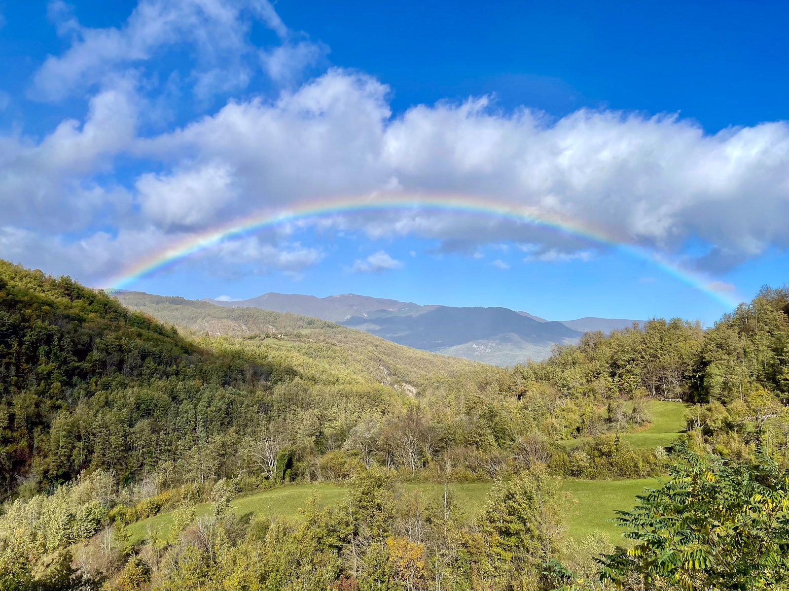Arcobaleno sopra la Val Bratica dopo un acquazzone autunnale