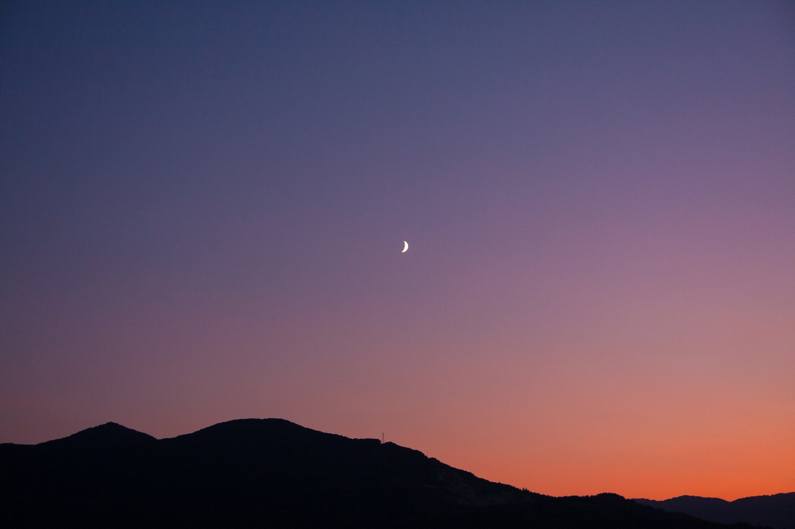 Tramonto sulla Val Bratica con falce di Luna sopra il crinale